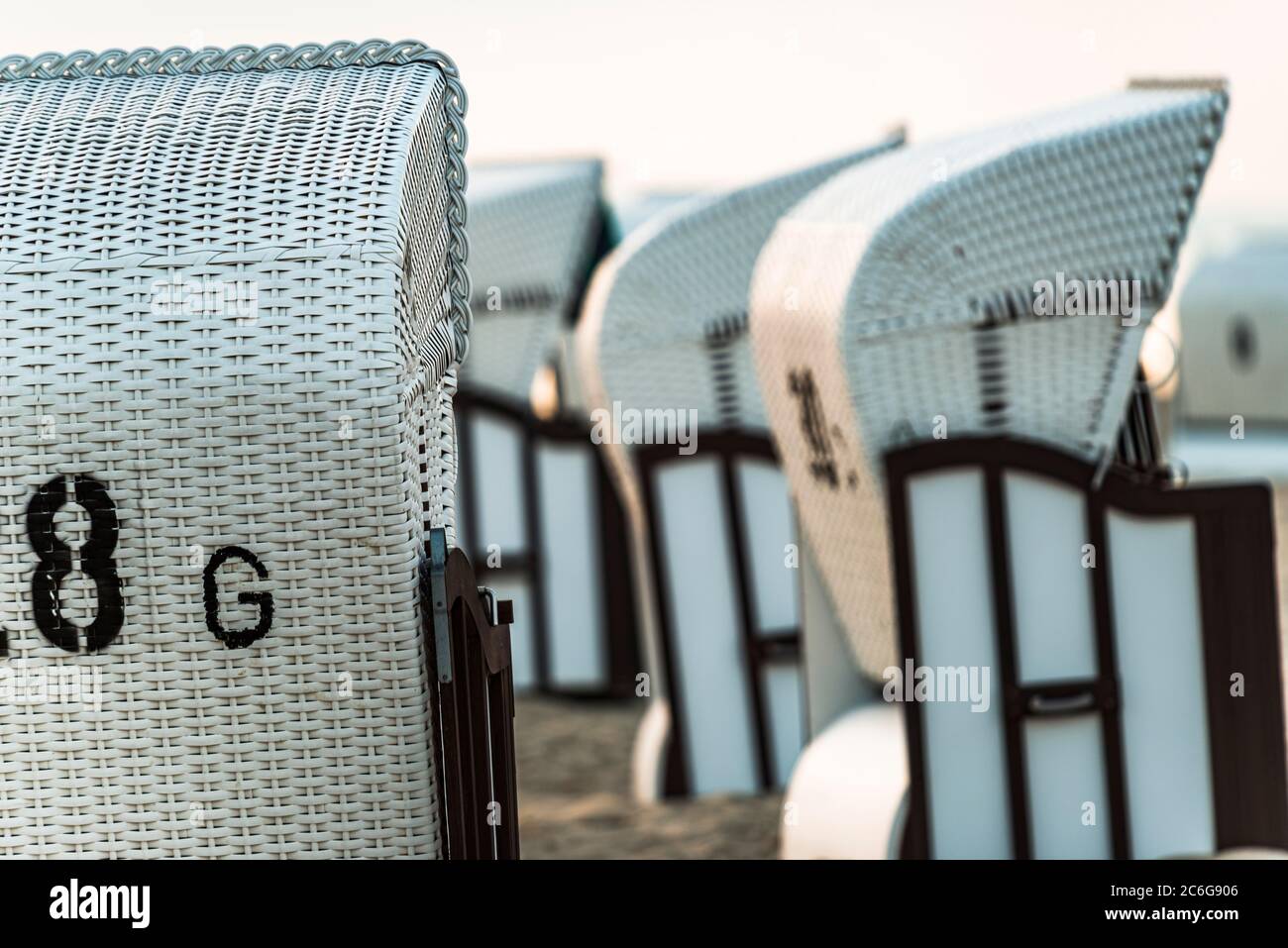 Chaises de plage vides, Mer Baltique, Usedom Island, Mecklenburg-Ouest Pomerania, Allemagne Banque D'Images