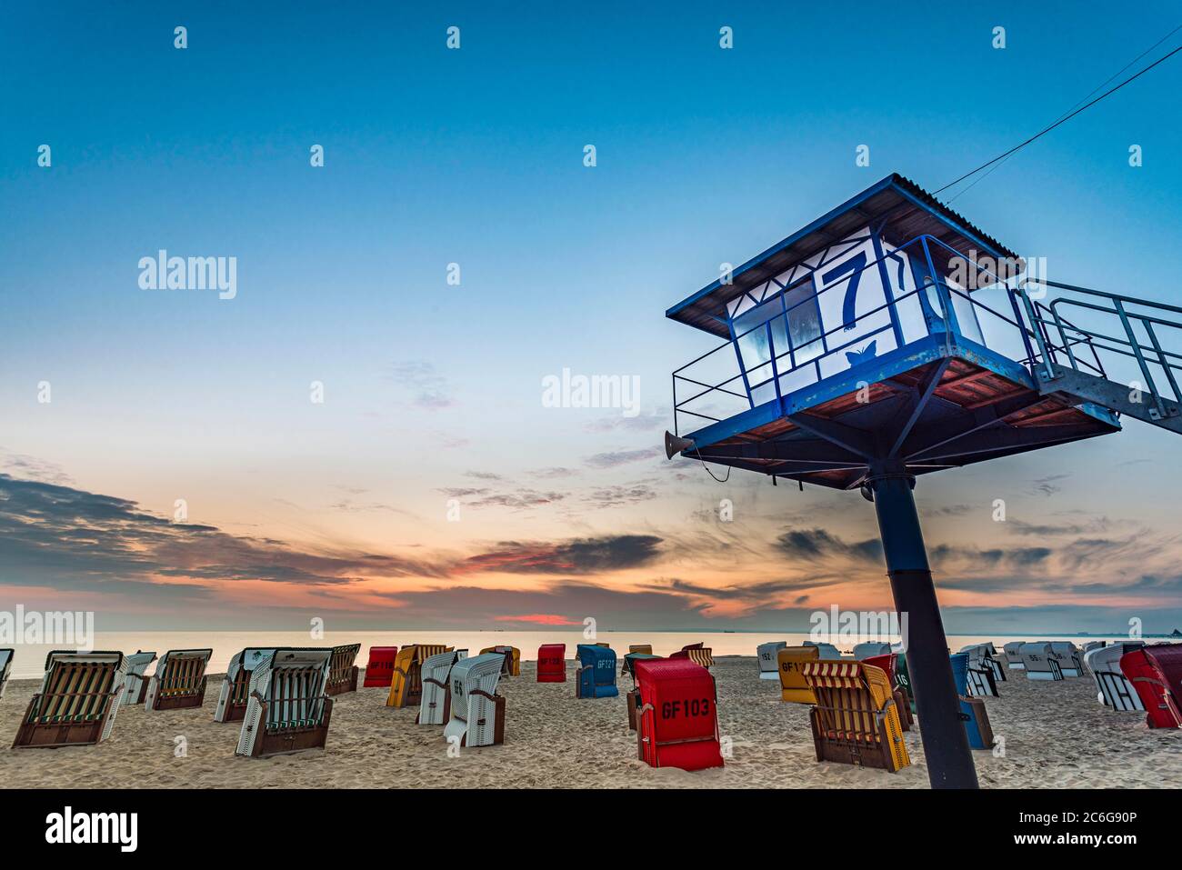 Chaises de plage, tour de guet de secouriste, Mer Baltique, Usedom Island, Mecklenburg-Poméranie occidentale, Allemagne Banque D'Images