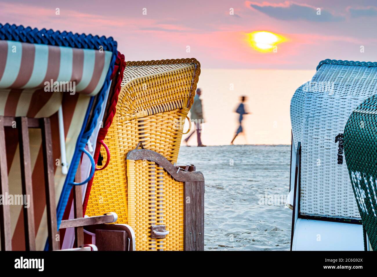 Chaises de plage, personnes marchant, Mer Baltique, île d'Usedom, Mecklenburg-Vorpommern, Allemagne Banque D'Images