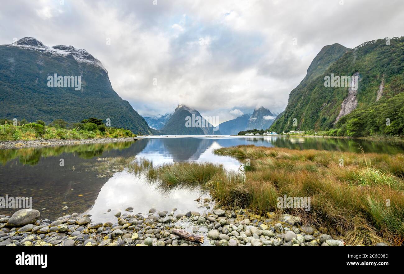 Mitre Peak, réflexion dans l'eau, Milford Sound, Parc national de Fiordland, te Anau, Southland, South Island, Nouvelle-Zélande Banque D'Images