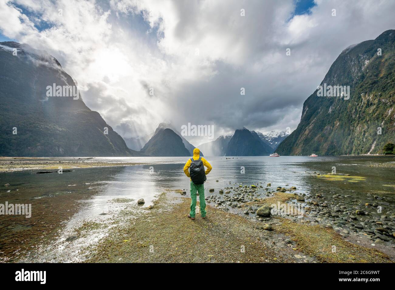 Un jeune homme regarde le fjord, le pic Mitre, le Milford Sound, le parc national Fiordland, te Anau, Southland, South Island, Nouvelle-Zélande Banque D'Images