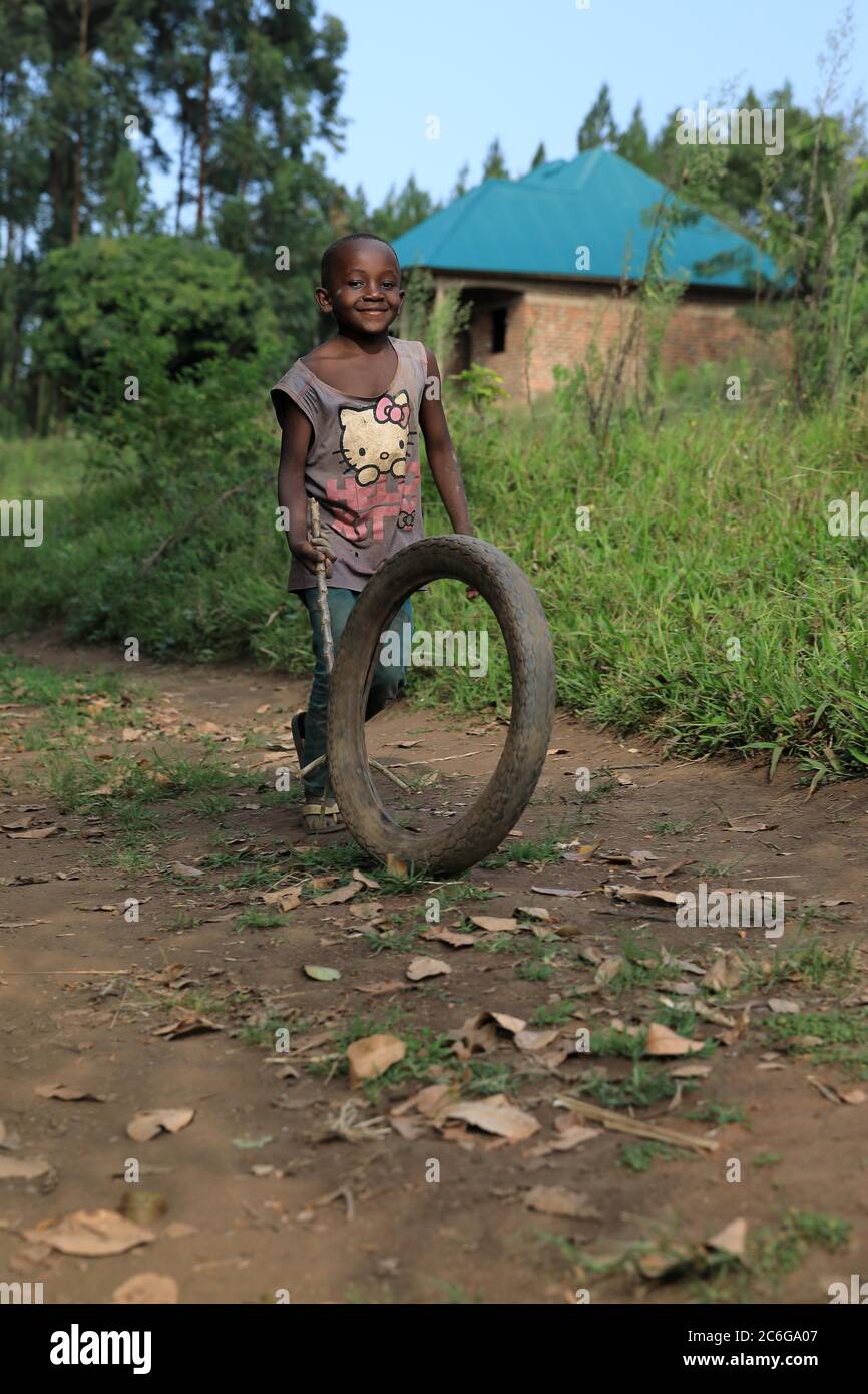 Enfant, garçon, jouer avec des paniers, Parc national de Kibale, Ouganda, Afrique de l'est Banque D'Images