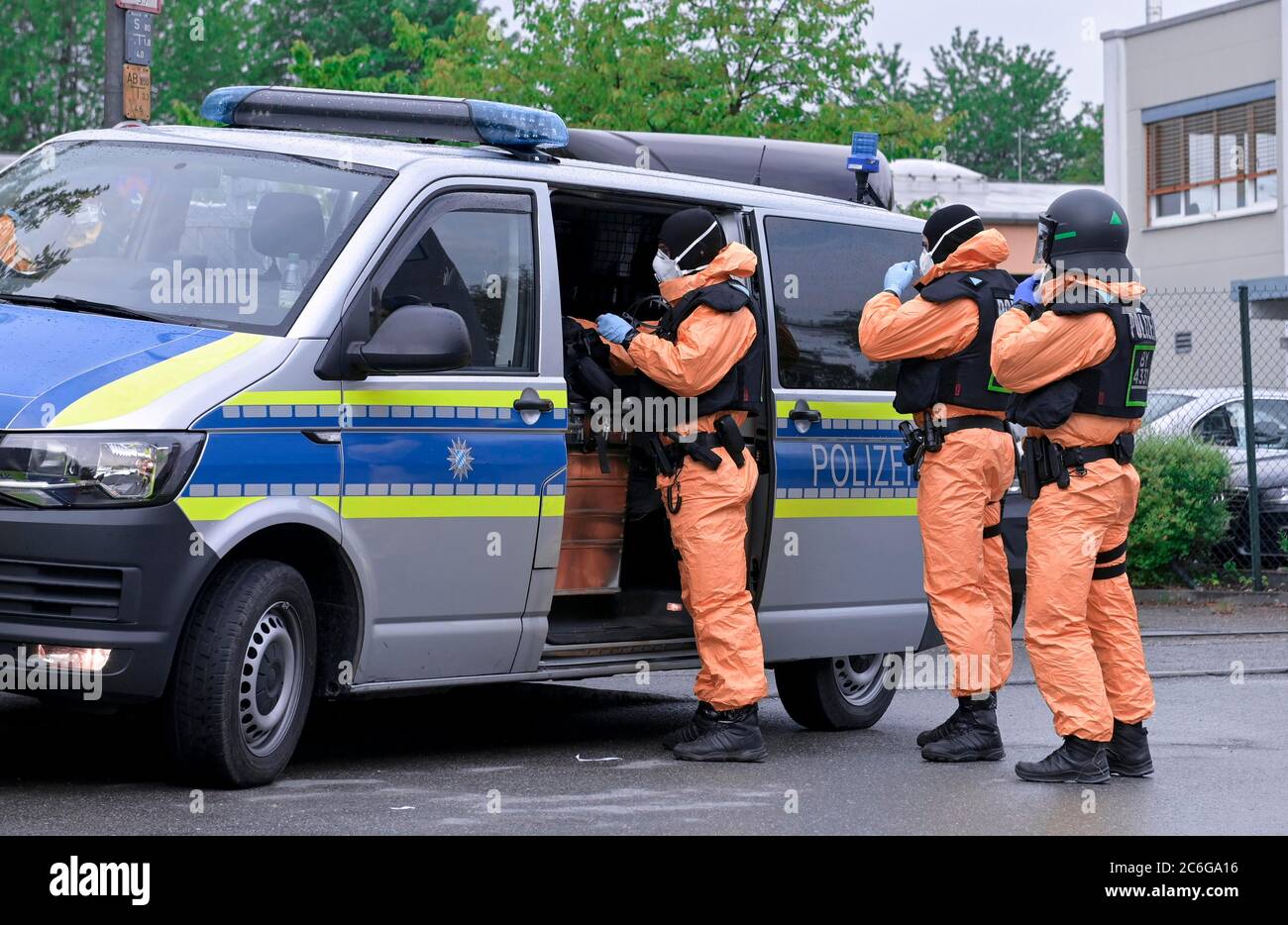 Des policiers vêtiés de vêtements de protection pendant les opérations en raison d'infections par le virus corona, Rosenheim, Bavière Banque D'Images