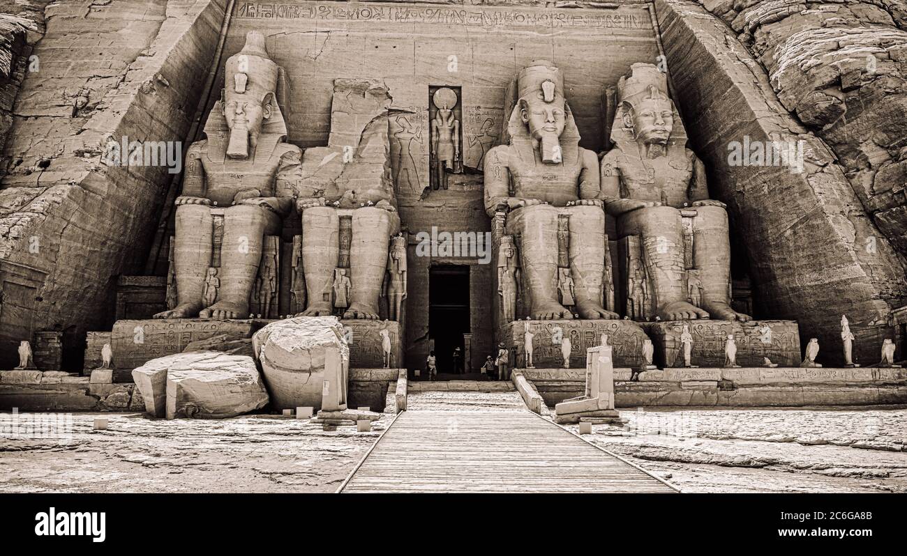 Les statues du Temple d'Abu Simbel représentent Ramesses II, assis sur un trône et portant la double couronne de la haute et de la Basse Égypte Banque D'Images