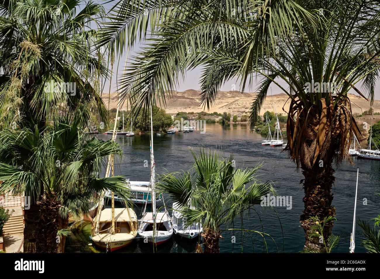 Vue sur le Nil et l'île Éléphantine depuis une terrasse du Old Old Cataract Hotel à Assouan Banque D'Images