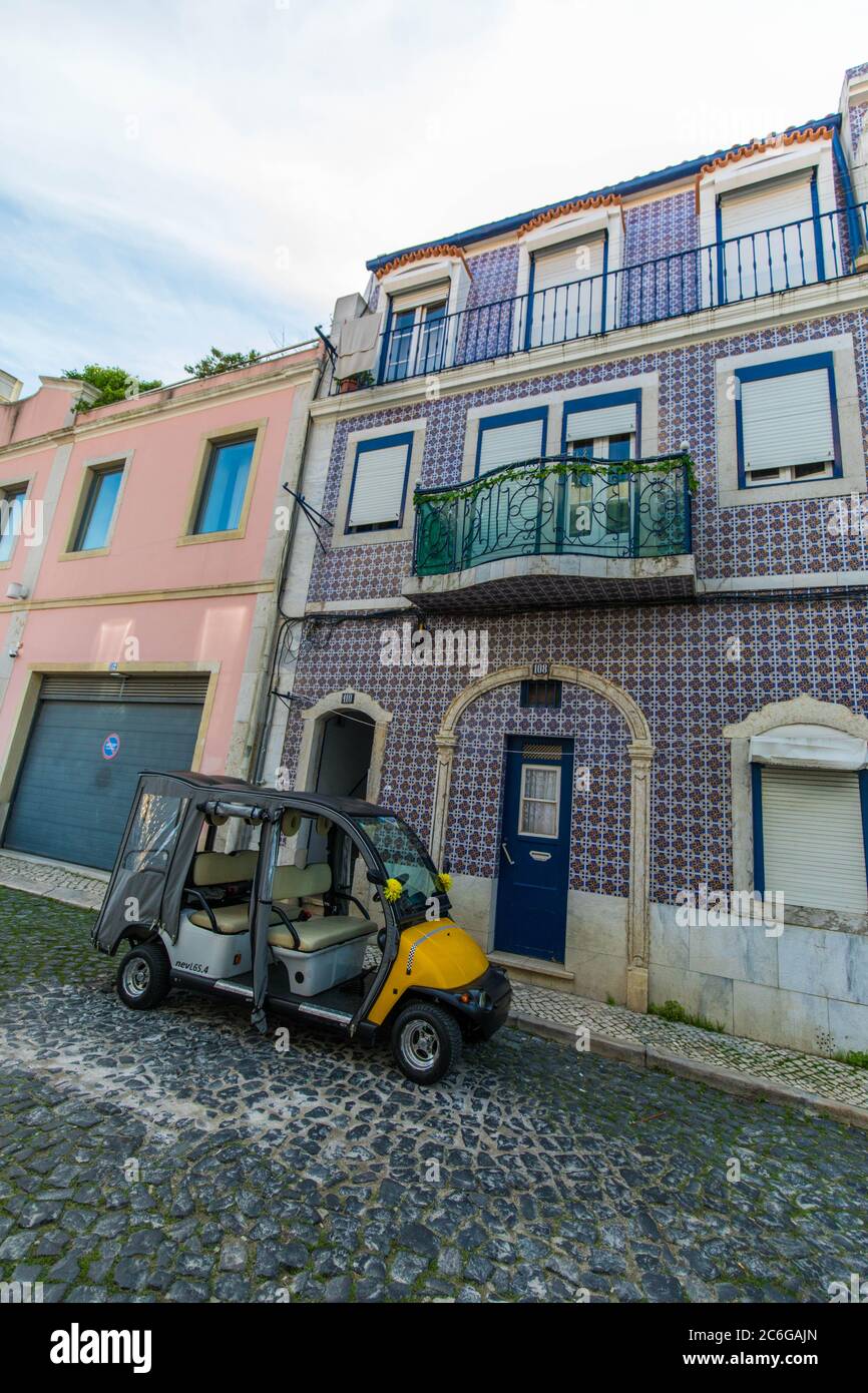 Vue sur la rue dans le quartier Alfama de Lisbonne, avec ses carreaux portugais Banque D'Images