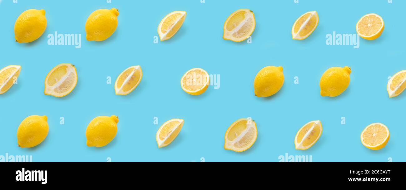 Citrons jaunes sur fond bleu, motif, plat. Concept été Banque D'Images