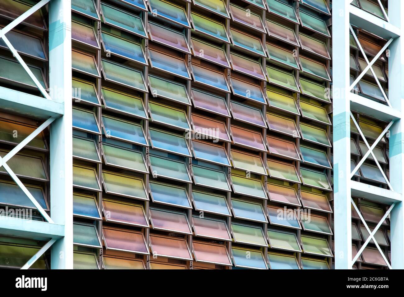 Façade d'un garage avec des fenêtres colorées pour s'ouvrir dans le centre-ville de Berlin, Allemagne Banque D'Images