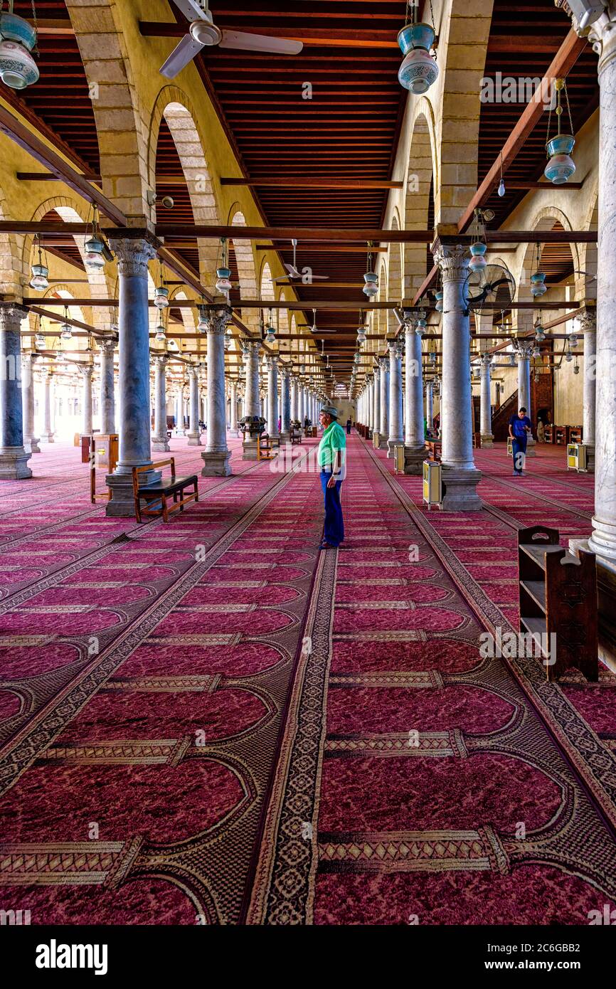 La salle de prière colonée de la mosquée AMR ibn al-as au Caire Banque D'Images