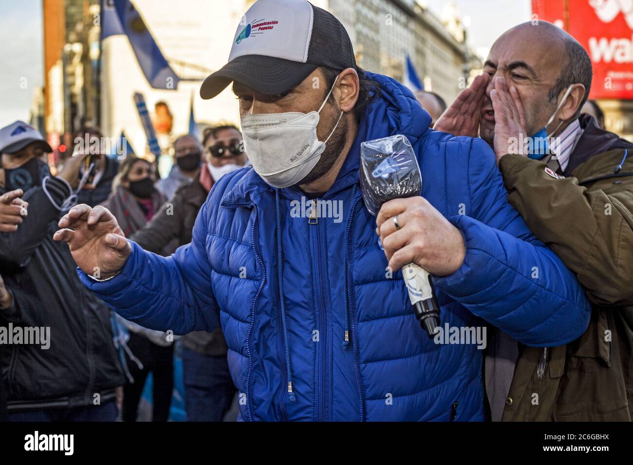 9 juillet 2020, Buenos Aires, capitale fédérale, Argentine : malgré les tentatives de certains manifestants pour éviter l'agression contre le journaliste et le youtuber Ezequiel Guazzora et contre le camion extérieur de la chaîne d'informations C5N, un autre grand groupe de manifestants violents a attaqué des journalistes au milieu de la manifestation anti-quarantaine ''Banderazo Federal'', Dans l'Obélisque de la ville de Buenos Aires et contre le gouvernement du Président Alberto Fernandez. Banque D'Images