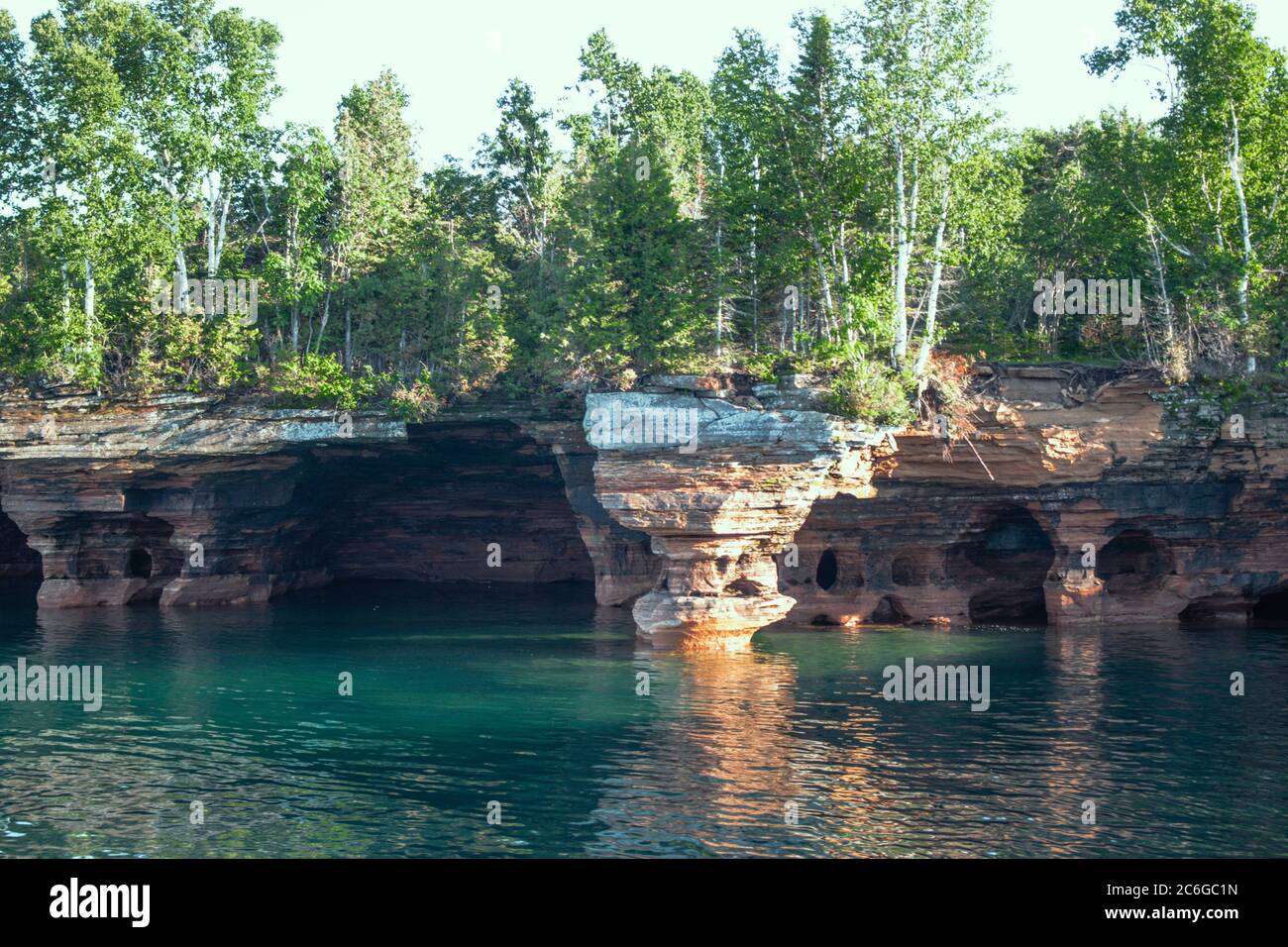 Magnifiques formations rocheuses et grottes marines sur le bord de mer national des îles Apôtres, lac supérieur, Wisconsin Banque D'Images
