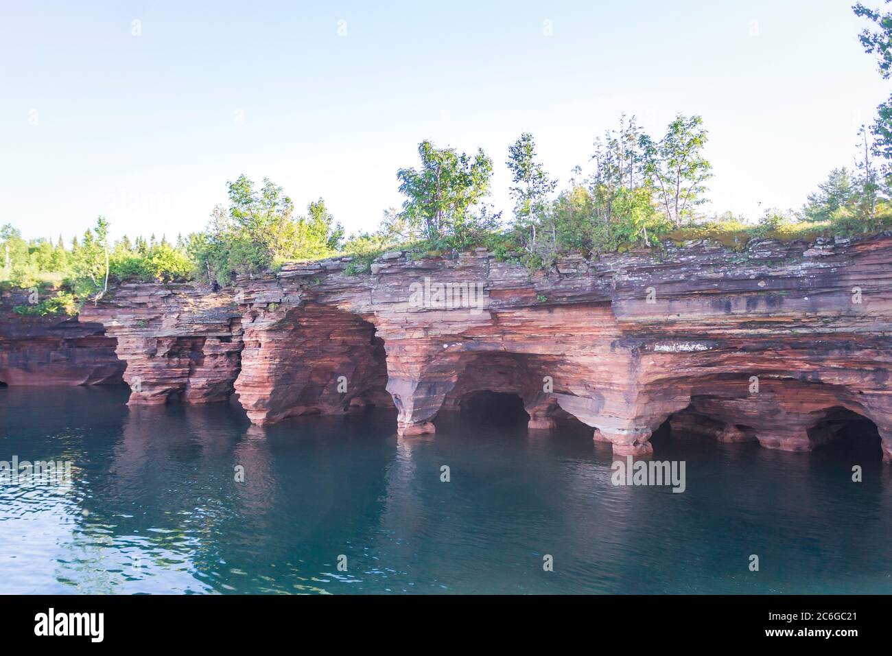 Magnifiques formations rocheuses et grottes marines sur le bord de mer national des îles Apôtres, lac supérieur, Wisconsin Banque D'Images