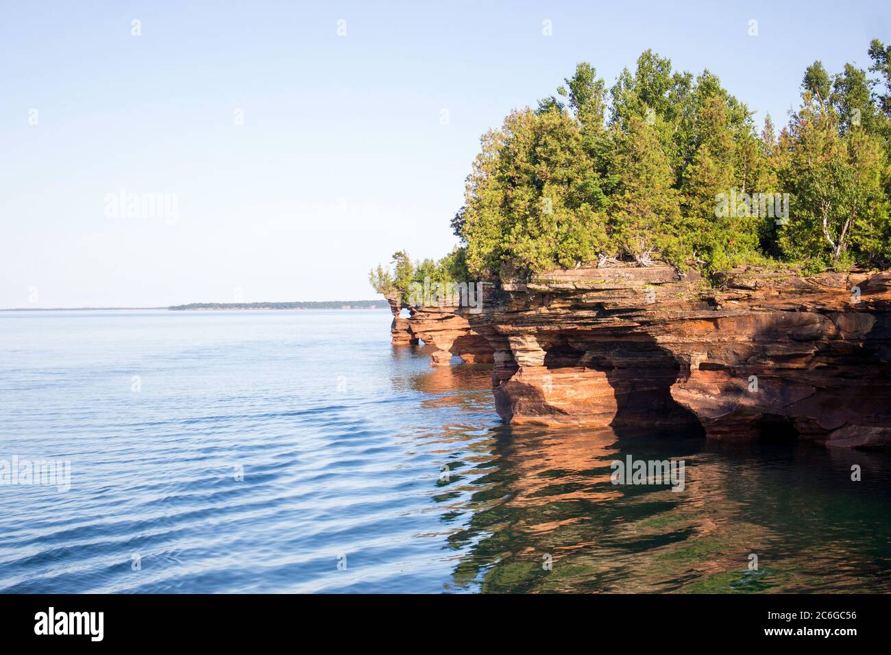 Magnifiques formations rocheuses et grottes marines sur le bord de mer national des îles Apôtres, lac supérieur, Wisconsin Banque D'Images