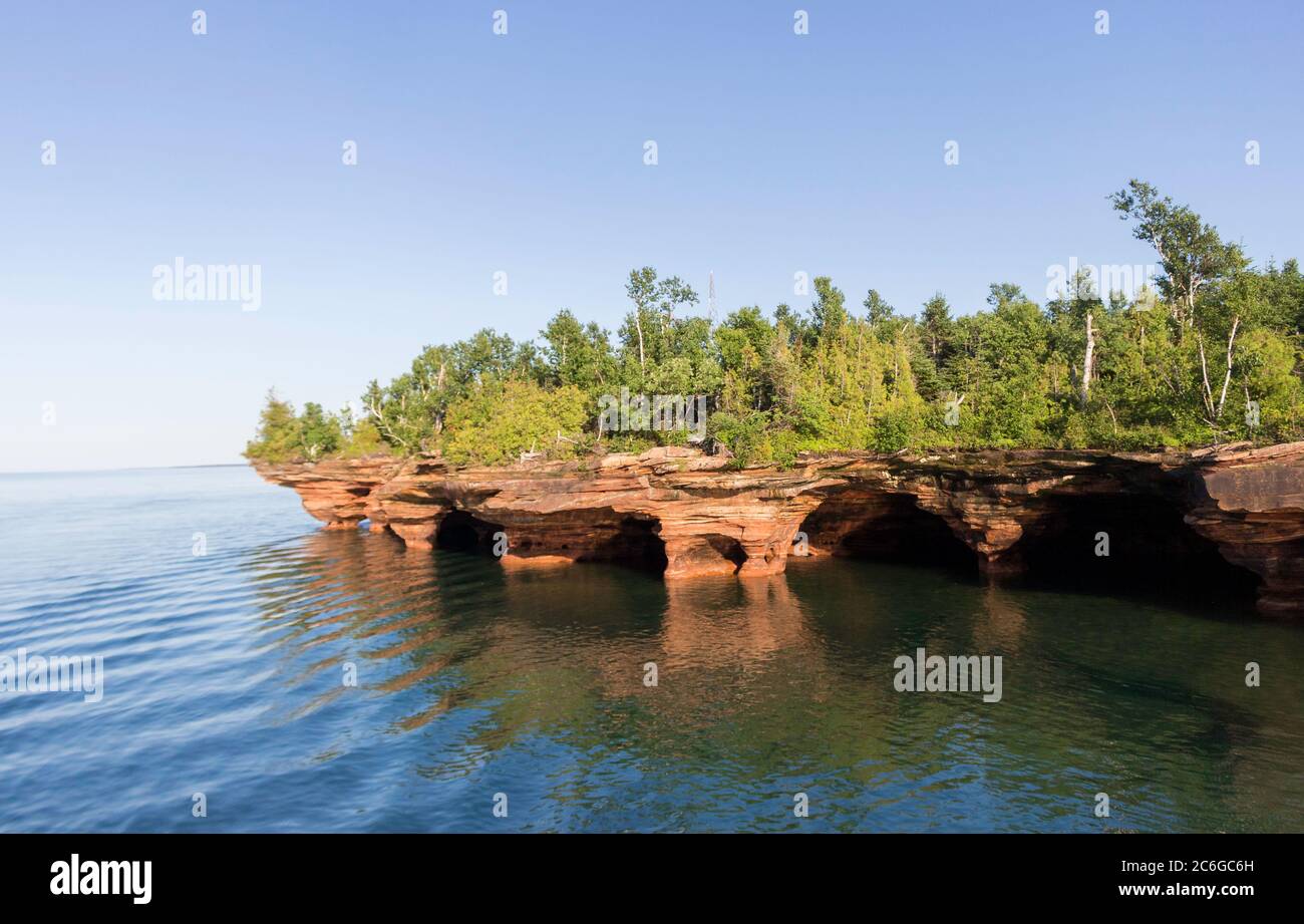 Magnifiques formations rocheuses et grottes marines sur le bord de mer national des îles Apôtres, lac supérieur, Wisconsin Banque D'Images