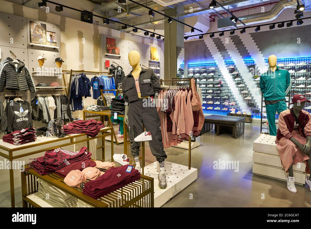 BERLIN, ALLEMAGNE - VERS SEPTEMBRE 2019: Photo intérieure du magasin Adidas dans le centre commercial de Berlin. Banque D'Images