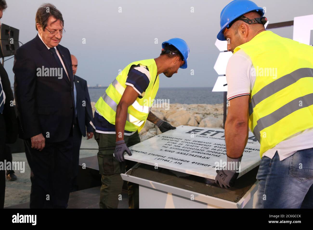 Limassol, Chypre. 9 juillet 2020. Le président chypriote Nicos Anastasiades (L, Front) assiste à une cérémonie de fondation des installations de gaz naturel liquide (GNL) à Limassol (Chypre), le 9 juillet 2020. Les installations de gaz naturel liquide (GNL) actuellement construites par une entreprise chinoise constituent le plus grand projet énergétique jamais entrepris à Chypre, a déclaré le président Nicos Anastasiades jeudi. Credit: Zhang Baoping/Xinhua/Alay Live News Banque D'Images