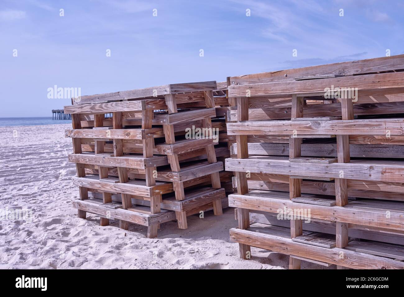 Des tas de chaises de plage en bois ne sont pas utilisées en hiver. Panama City Beach, Floride Banque D'Images