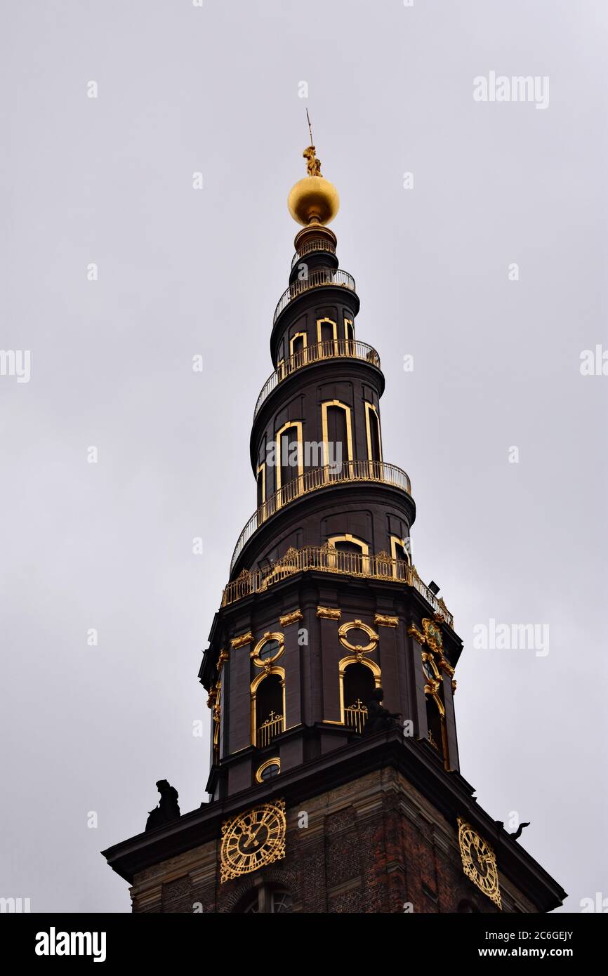 La tour unique en spirale de l'Église de notre Sauveur. C'est un escalier en colimaçon que les visiteurs peuvent monter jusqu'au sommet de la tour. Doré et marron. Banque D'Images