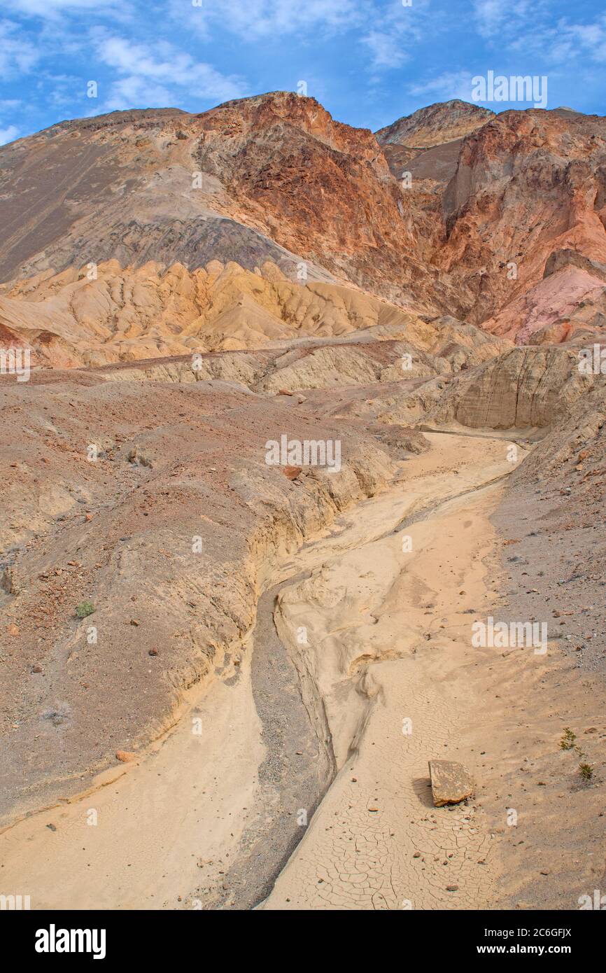 Eau sèche colorée dans le désert dans la chaîne Amargosa dans le parc national de la Vallée de la mort en Californie Banque D'Images