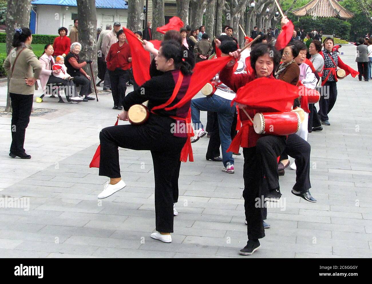 Le corps de tambour dans le parc Xiangyang à Shanghai passe par leur routine de samedi matin. Banque D'Images