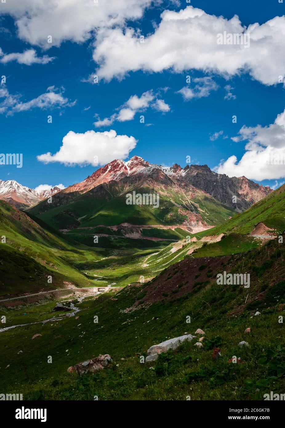 Un paysage merveilleux le long de la route Duku, qui est reconnue comme la plus belle autoroute, nord-ouest de la Chine Xinjiang Uyghur région autonome, 13 Ju Banque D'Images