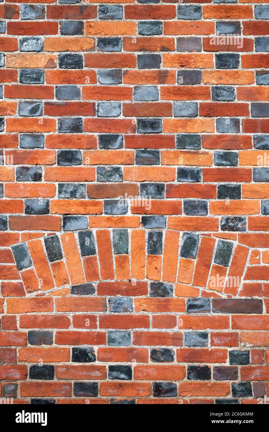Motif mural en briques rouges et noires. Avebury, Wiltshire, Angleterre Banque D'Images