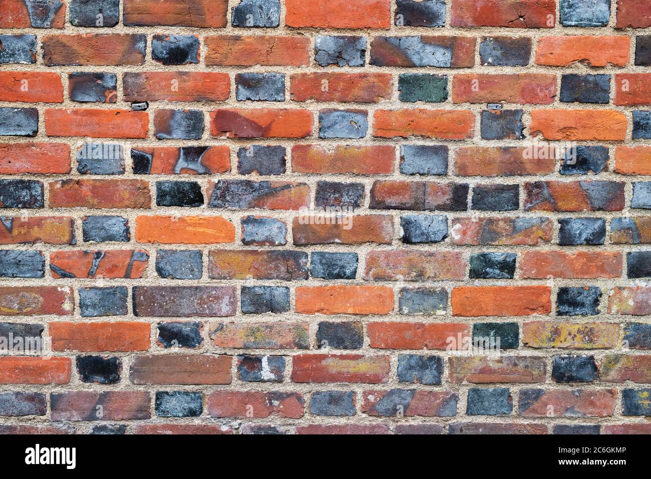 Motif mural en briques rouges et noires. Avebury, Wiltshire, Angleterre Banque D'Images