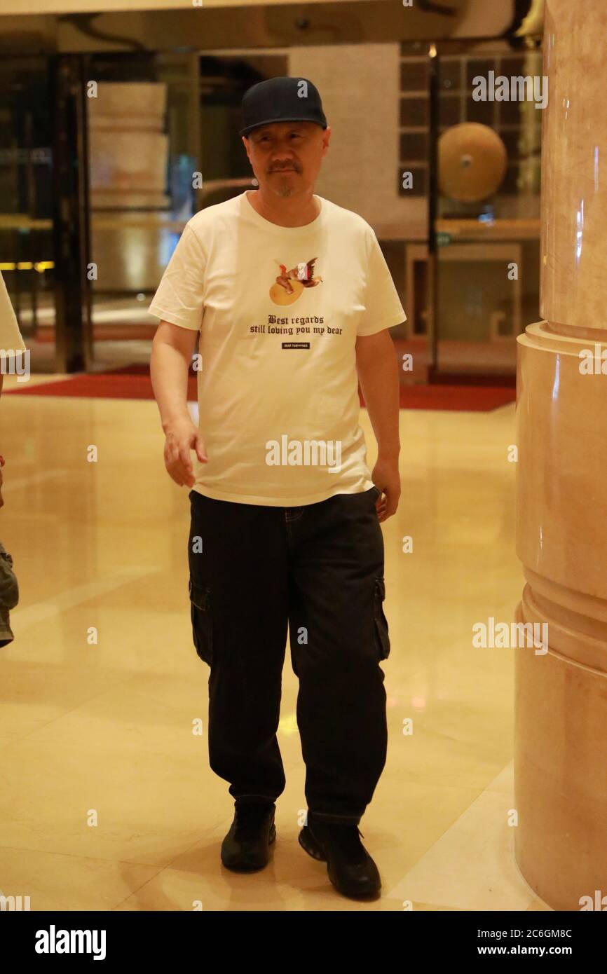 Le chanteur chinois, auteur-compositeur et compositeur de l'ethnicité mongole Tengger, également connu sous le nom de Tenger ou Tengri, se présente à un hôtel pendant sa préparation Banque D'Images