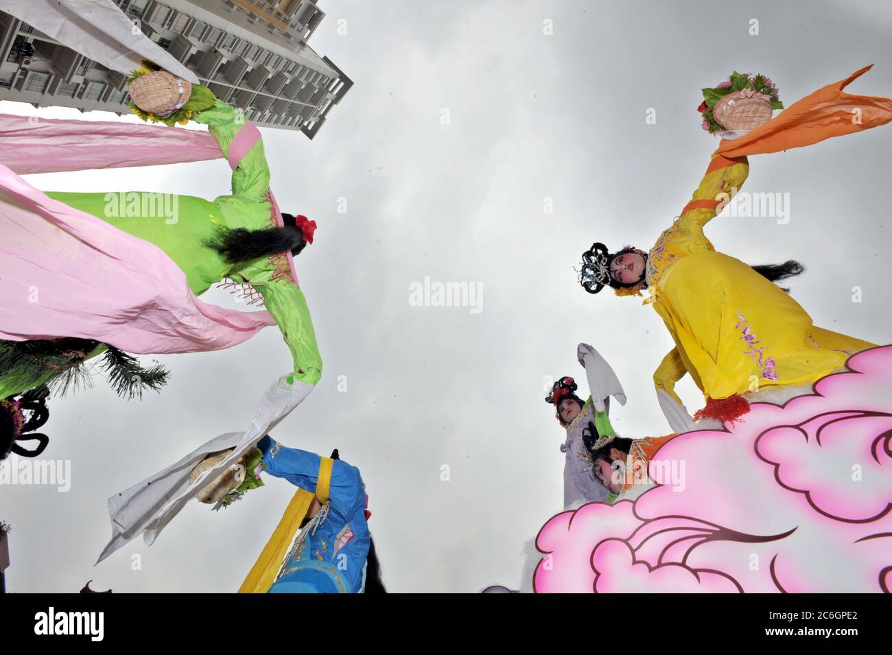 --FILE--dans cette photo non datée, les enfants et les artistes adultes dansent pendant le défilé des couleurs flottantes tout en se déplaçant le long de la rue, ville de Guangzhou, Banque D'Images