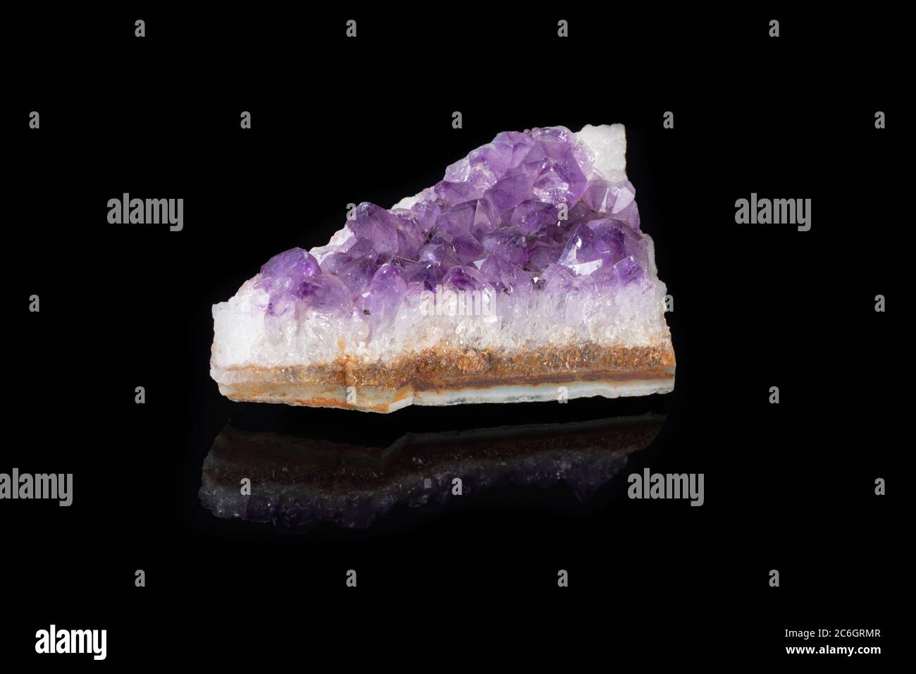 Géode de cluster de cristaux Quartz d'Améthyste violet sur fond noir Banque D'Images