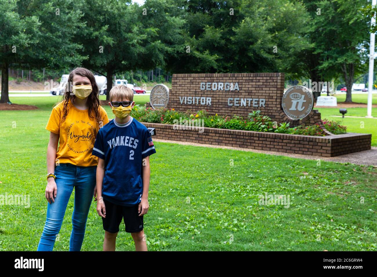 Tallapoosa, GA, Etats-Unis: Touristes portant un masque facial lors de la visite du Georgia Visitor Center pendant la pandémie COVID-19 Banque D'Images
