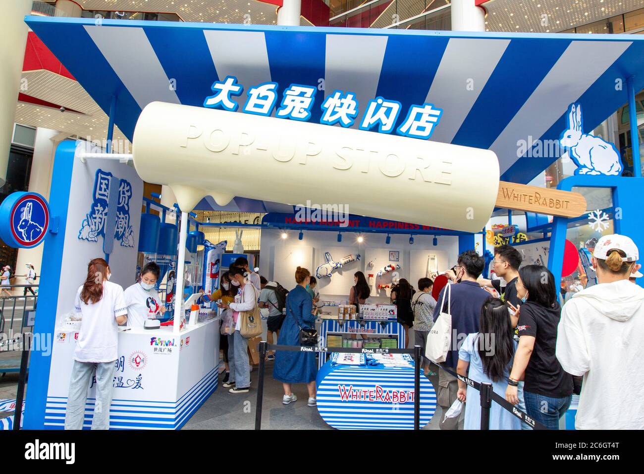 Les gens achètent de la glace de lapin blanc dans un magasin éclair de lapin blanc à Shanghai, Chine, 6 juin 2020. Banque D'Images