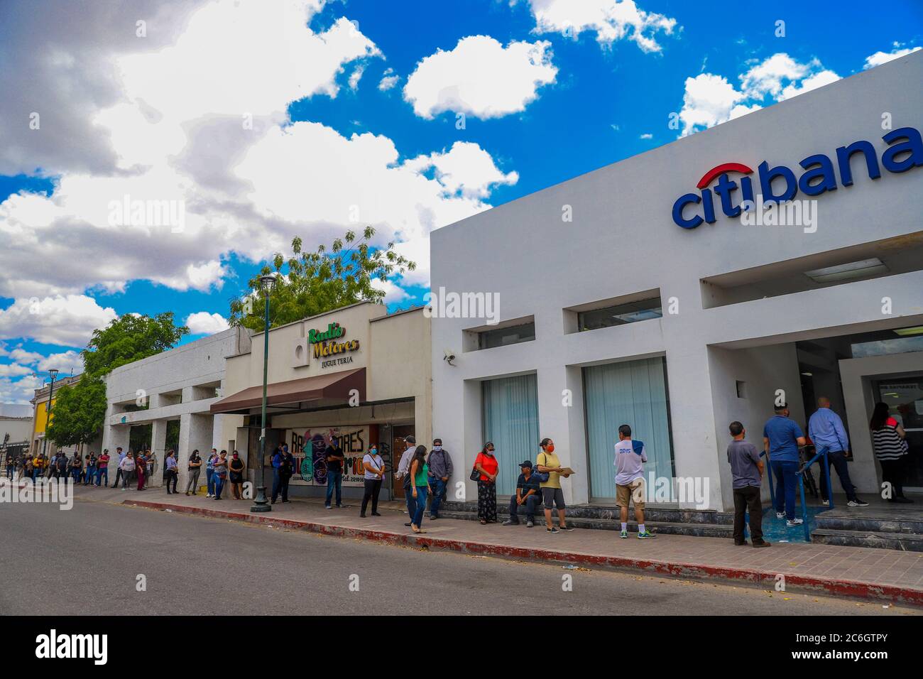 Citi Banamex, s'est mise en ligne pour entrer dans la banque pendant la pandémie par civid-19, juin à Hermosillo, Sonora, Mexique. (Photo par Luis Gutierrez / Norte photo) Citi Banamex , filas para entrar al banco durante la pandemia por civid-19, junio en Hermosillo, Sonora, Mexique. (Photo par Luis Gutierrez/Norte photo) Banque D'Images