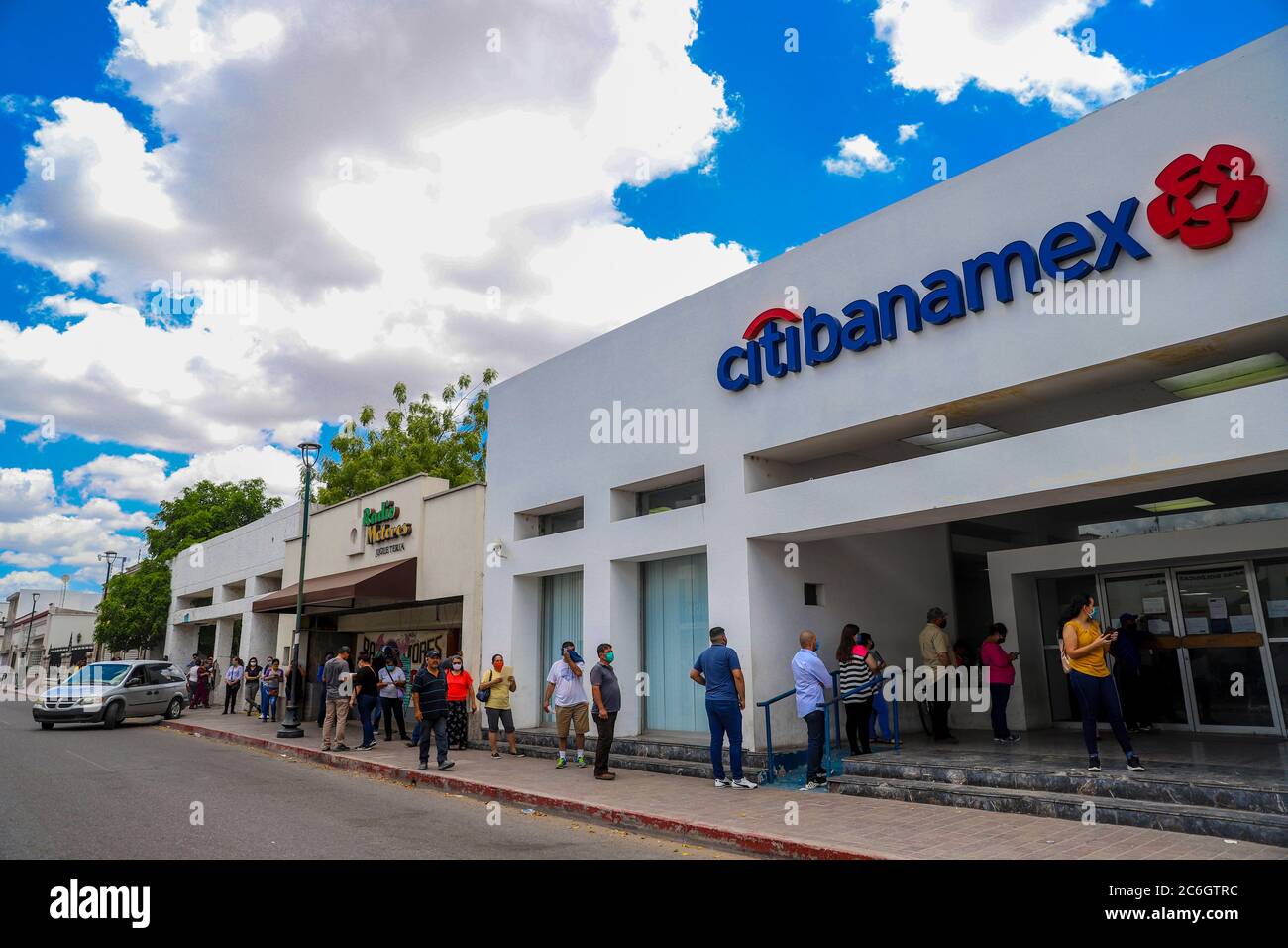 Citi Banamex, s'est mise en ligne pour entrer dans la banque pendant la pandémie par civid-19, juin à Hermosillo, Sonora, Mexique. (Photo par Luis Gutierrez / Norte photo) Citi Banamex , filas para entrar al banco durante la pandemia por civid-19, junio en Hermosillo, Sonora, Mexique. (Photo par Luis Gutierrez/Norte photo) Banque D'Images