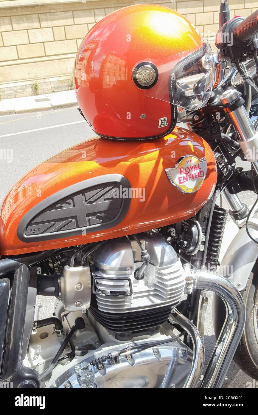 Bordeaux , Aquitaine / France - 07 06 2020 : moto indienne orange Royal  Enfield avec casque RE sur réservoir en acier de moto historique rétro  vintage Photo Stock - Alamy