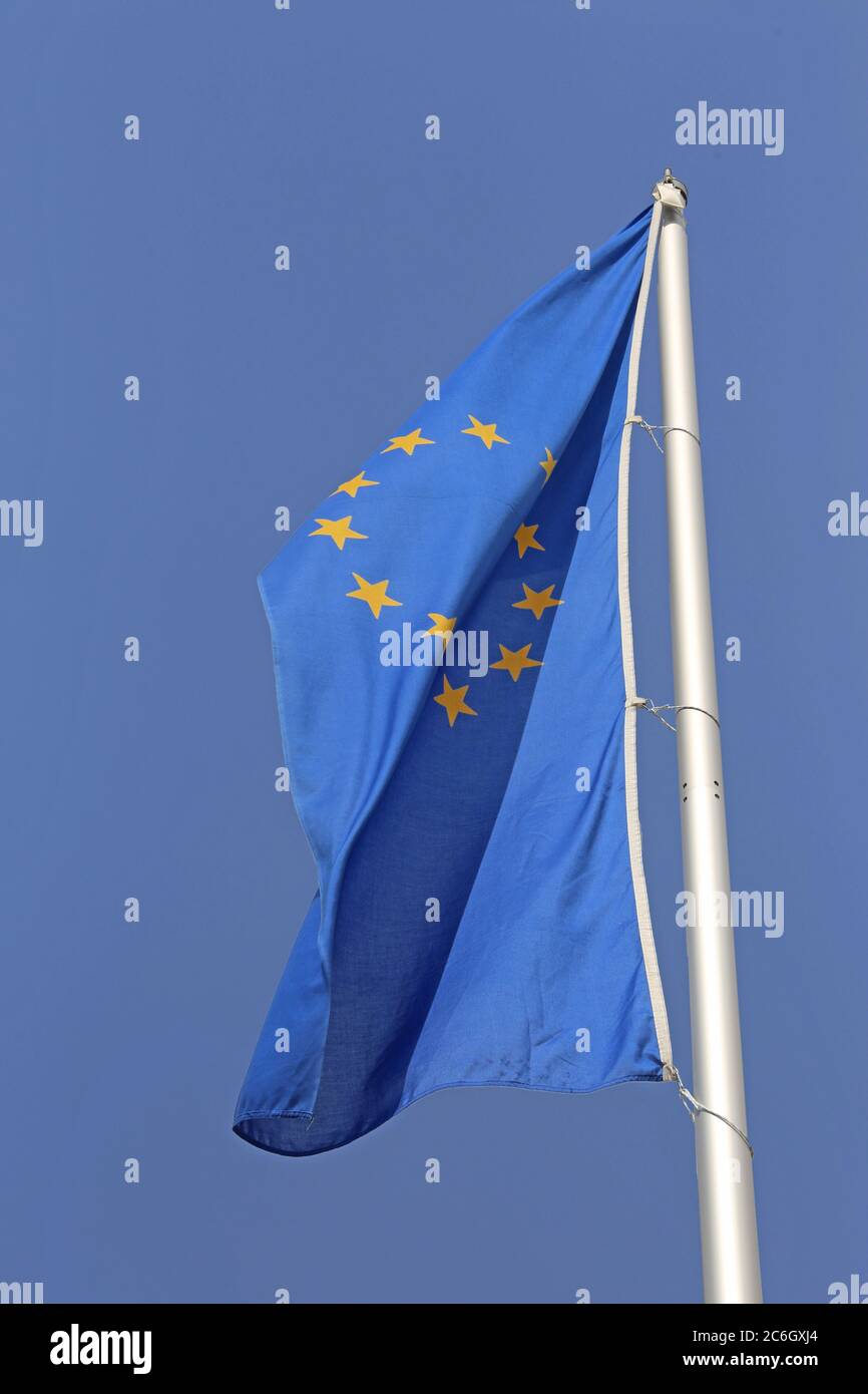 Drapeau de l'Union européenne devant un ciel bleu Banque D'Images