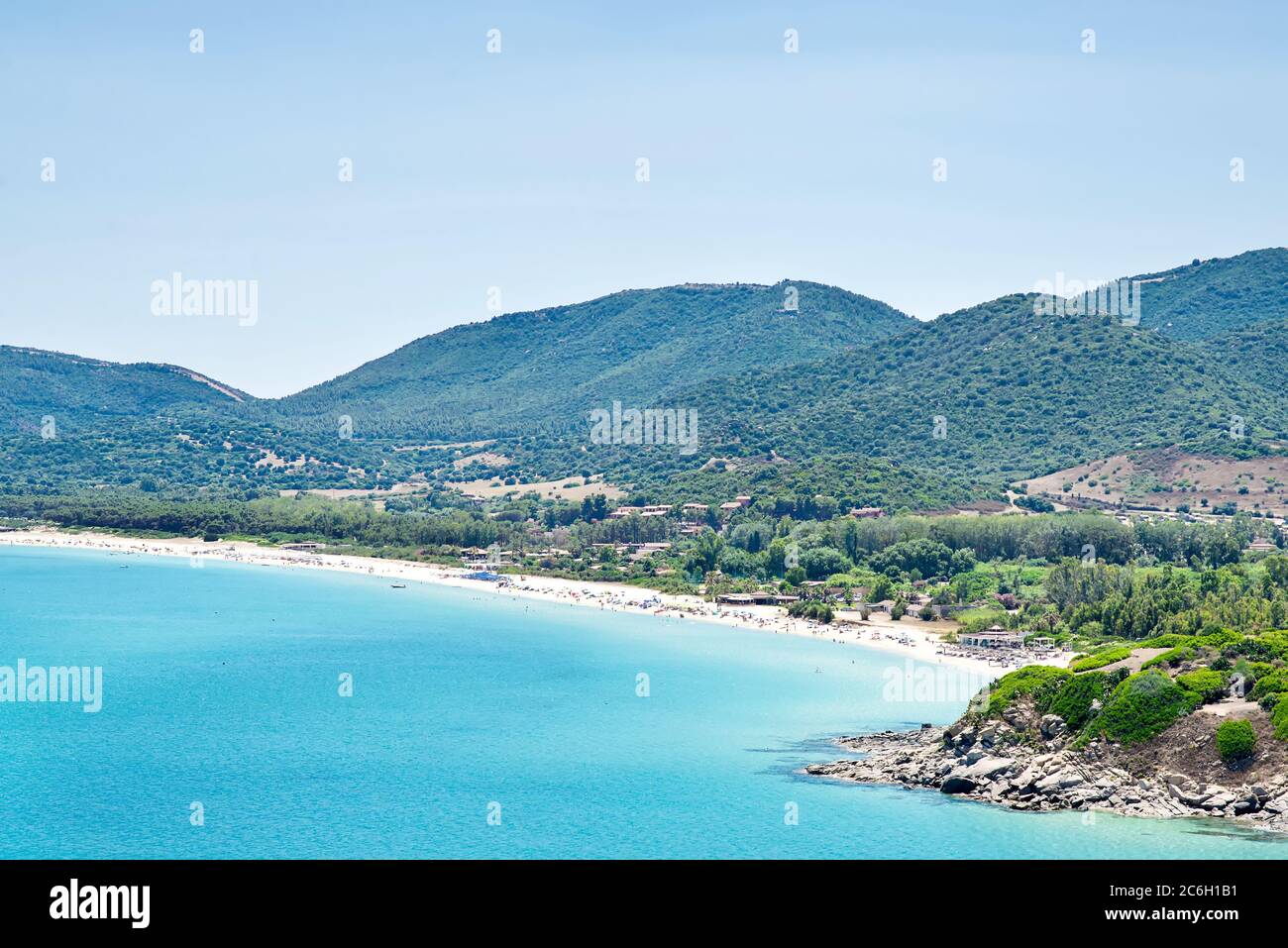 Mer Méditerranée sur Sardaigne. Italie. Plages de Cala Sinzias et San Pietro. Vue aérienne depuis la montagne Monte Turno. Banque D'Images