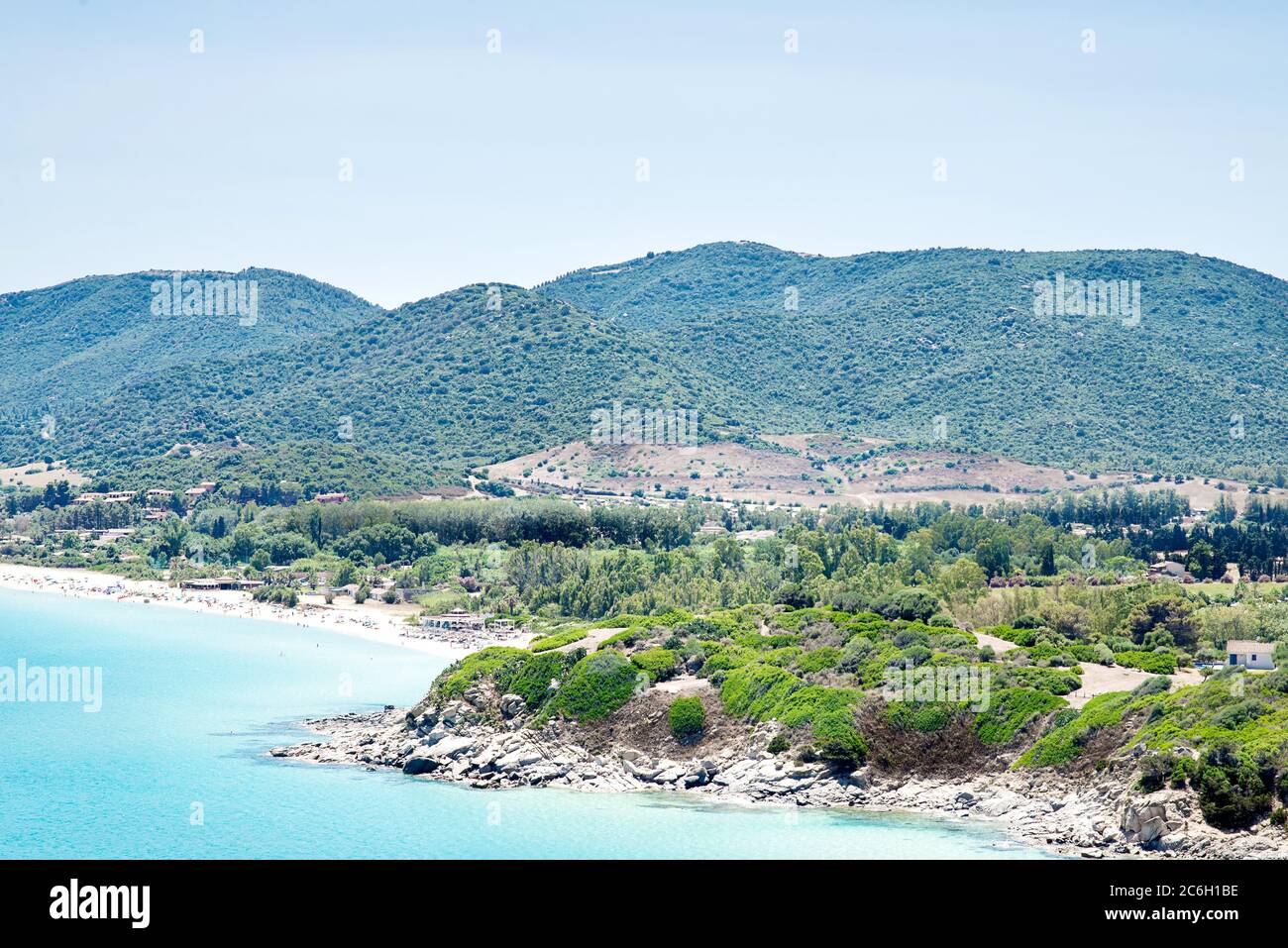 Mer Méditerranée sur Sardaigne. Italie. Plages de Cala Sinzias et San Pietro. Vue aérienne depuis la montagne Monte Turno. Banque D'Images