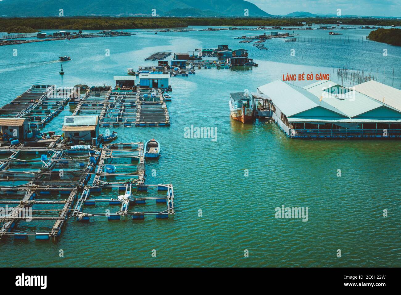 Vung Tau, Vietnam - 05 juillet 2020 : un coin de la ferme d'élevage d'huîtres, village de pêcheurs flottant dans la commune de long son, province de Ba Ria Vung Tau Vietnam. Banque D'Images