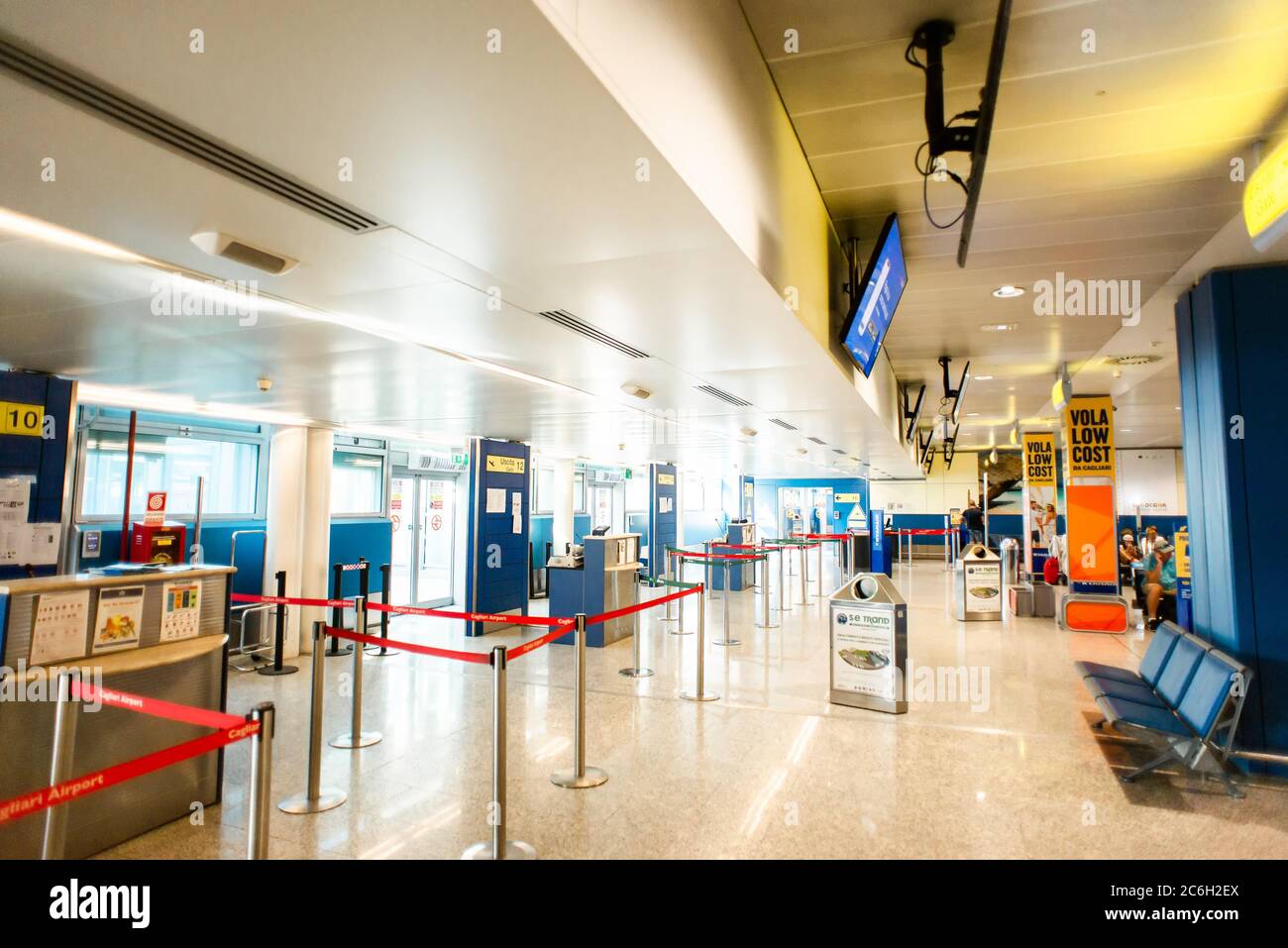 Cagliari. Italie - 18 juillet 2019 : intérieur de l'aéroport international de Cagliari Elmas. Hall des départs de l'aéroport. Banque D'Images
