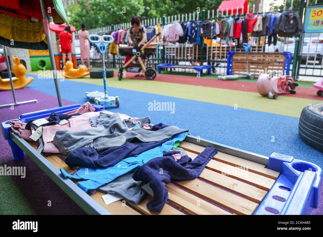 Les vêtements pour enfants sont exposés à la vente dans un terrain de jeu de l'école maternelle de Zhengzhou, dans la province du Henan, au sud de la Chine, le 3 juin 2020. Une parenté privée Banque D'Images