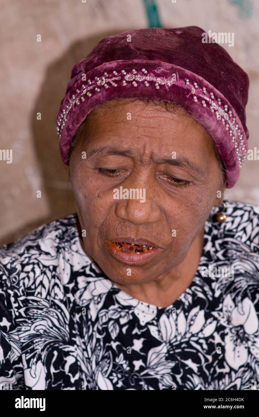 Vieille femme marchande aux dents tachées de bétel, marché, Kalabahi, Alor, Indonésie Banque D'Images