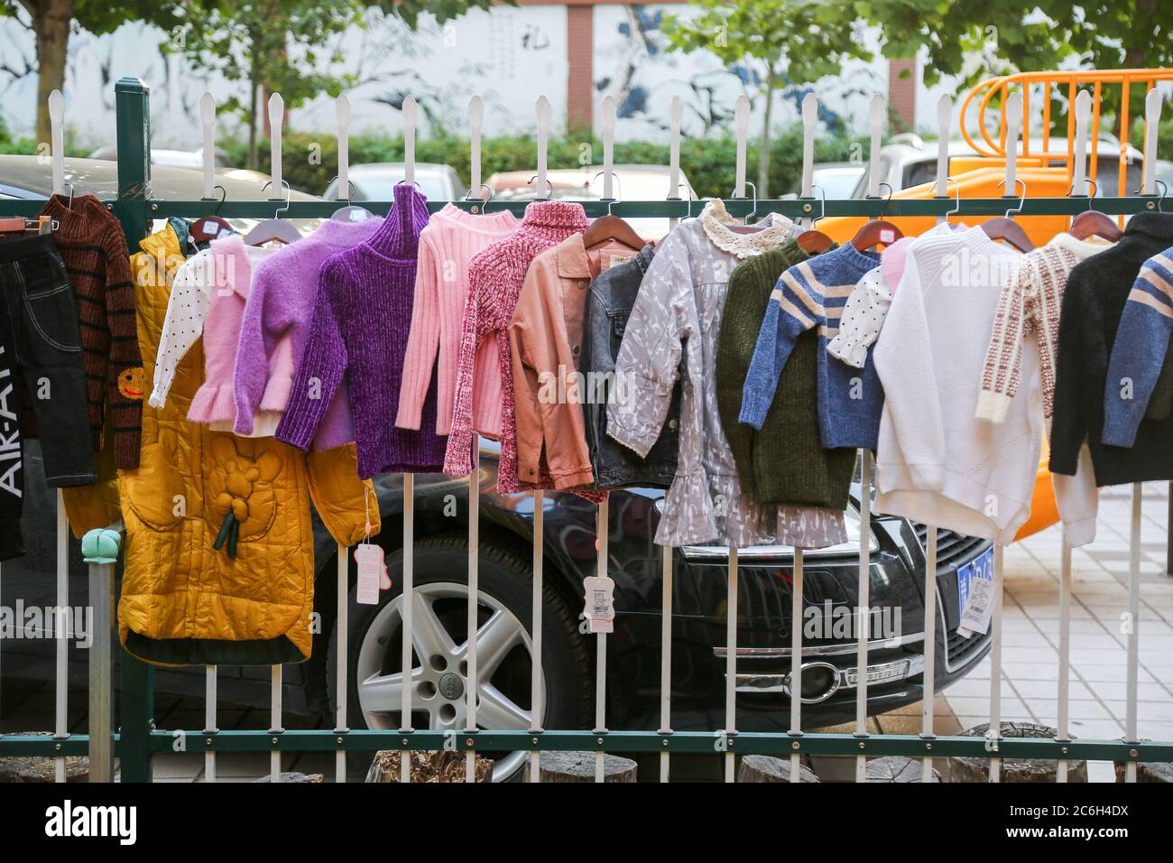 Les vêtements pour enfants sont exposés à la vente dans un terrain de jeu de l'école maternelle de Zhengzhou, dans la province du Henan, au sud de la Chine, le 3 juin 2020. Une parenté privée Banque D'Images