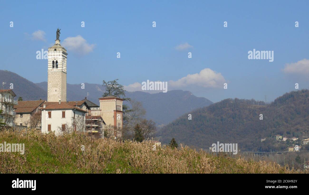Italie, Lombardie, Eglise, Almenno san Salvatore localité, Madonna del Castello, Sanctuaire, Tour du clocher, Panorama, Paysage, Monts, campagne, province de Bergame, jour, cadavre, architecture, Banque D'Images