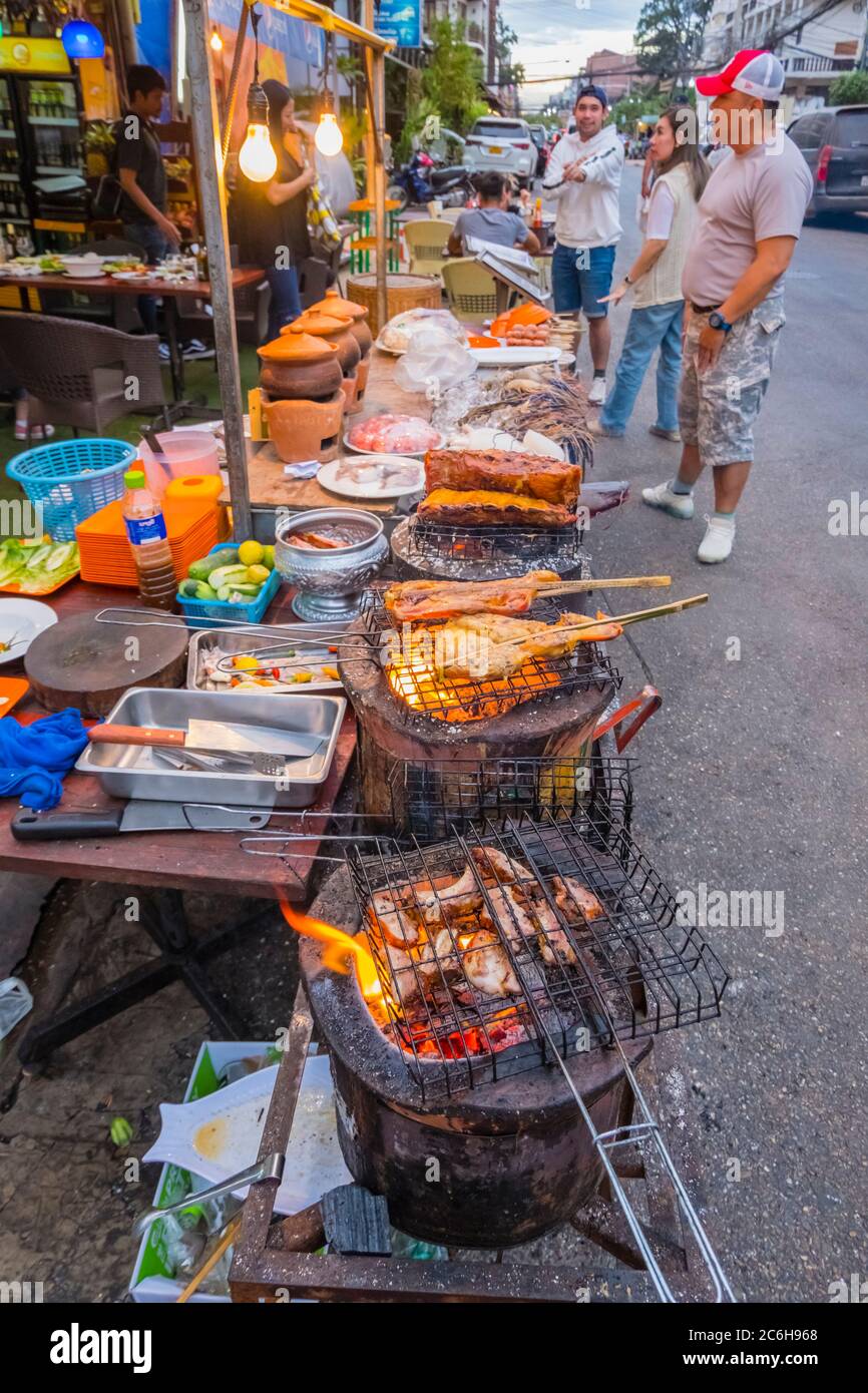 Grillades de poisson et de viande, Chao Anou Road, centre de Vientiane, Laos Banque D'Images