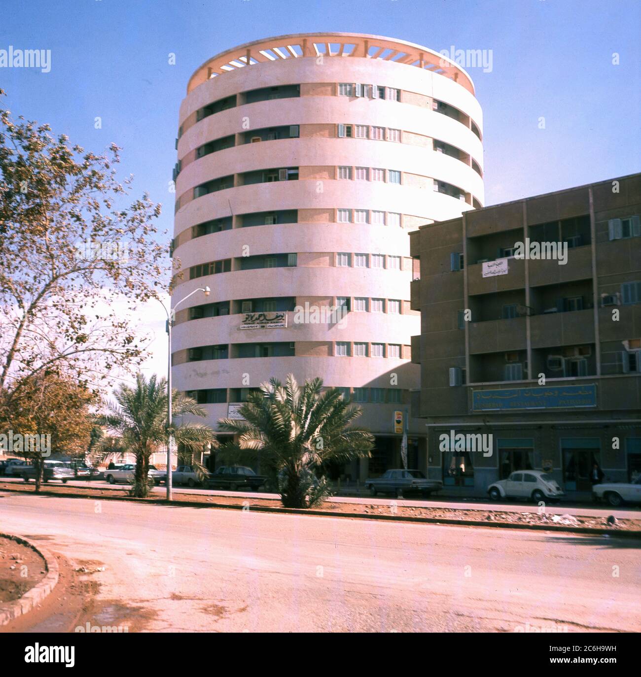 Années 1960, architecture historique et moderne, un nouvel immeuble d'appartements en forme de tour circulaire à Riyad, Arabie Saoudite. Banque D'Images