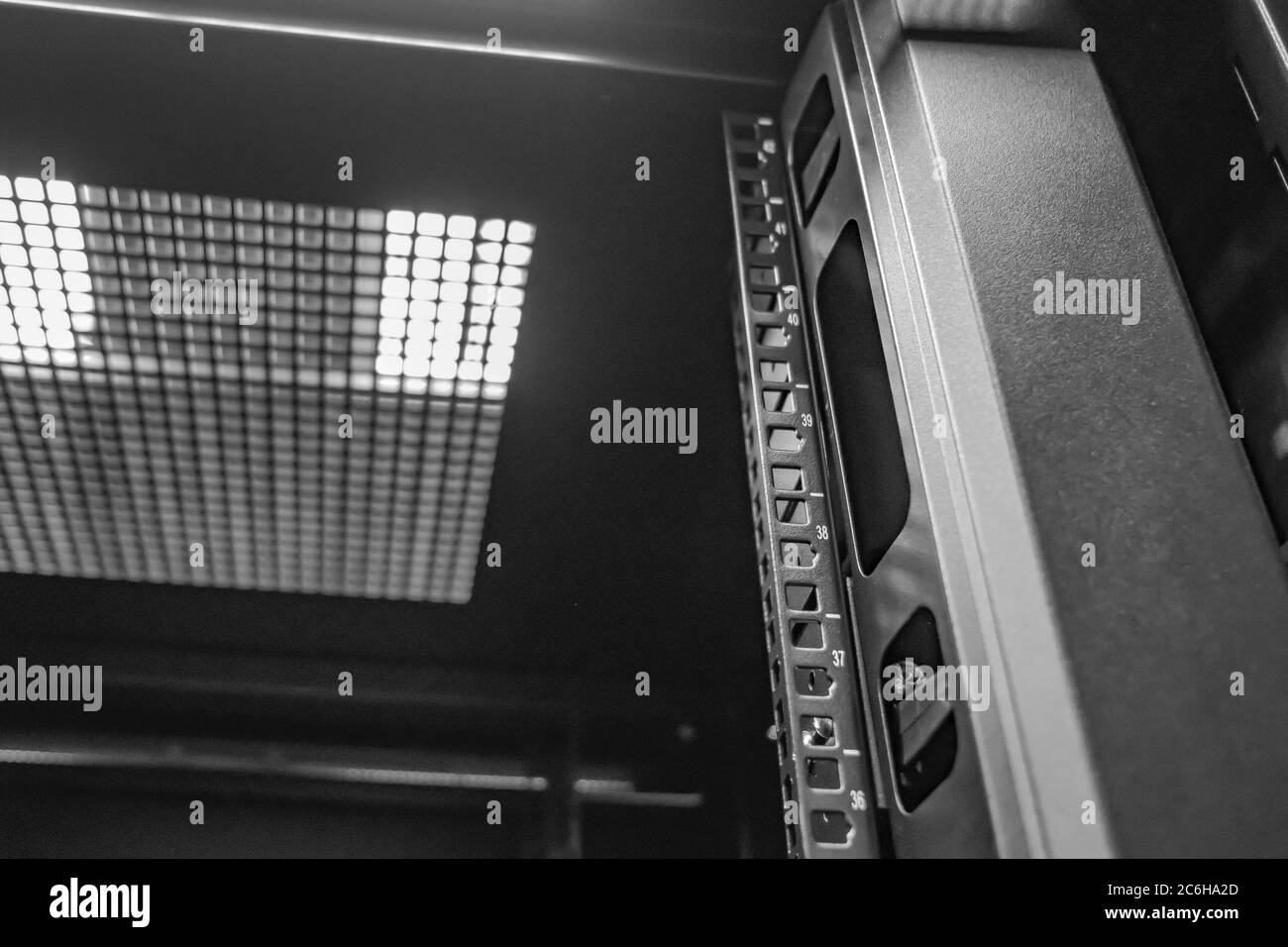 Image détaillée d'une armoire d'ordinateur et de serveur réseau montrant les montants internes de rack de 19 pouces. Vu dans un centre de données pour l'hébergement de serveur INFORMATIQUE. Banque D'Images
