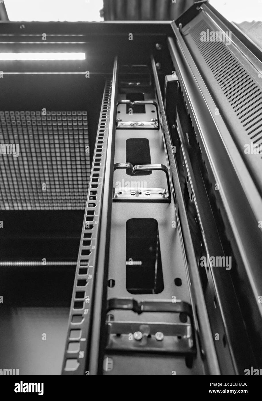 Image détaillée d'une armoire d'ordinateur et de serveur réseau montrant les montants internes de rack de 19 pouces. Vu dans un centre de données pour l'hébergement de serveur INFORMATIQUE. Banque D'Images