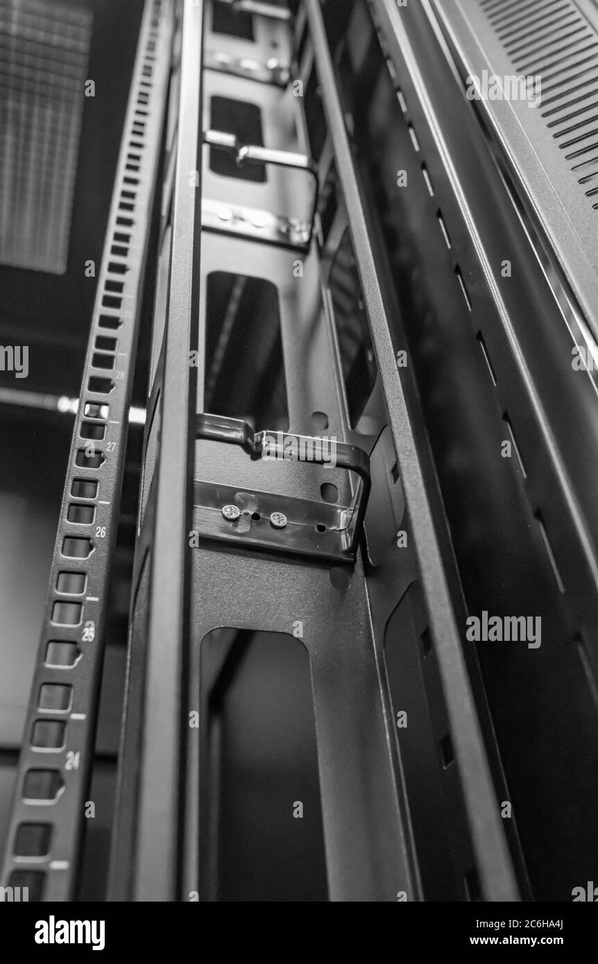 Image détaillée d'une armoire d'ordinateur et de serveur réseau montrant les montants internes de rack de 19 pouces. Vu dans un centre de données pour l'hébergement de serveur INFORMATIQUE. Banque D'Images