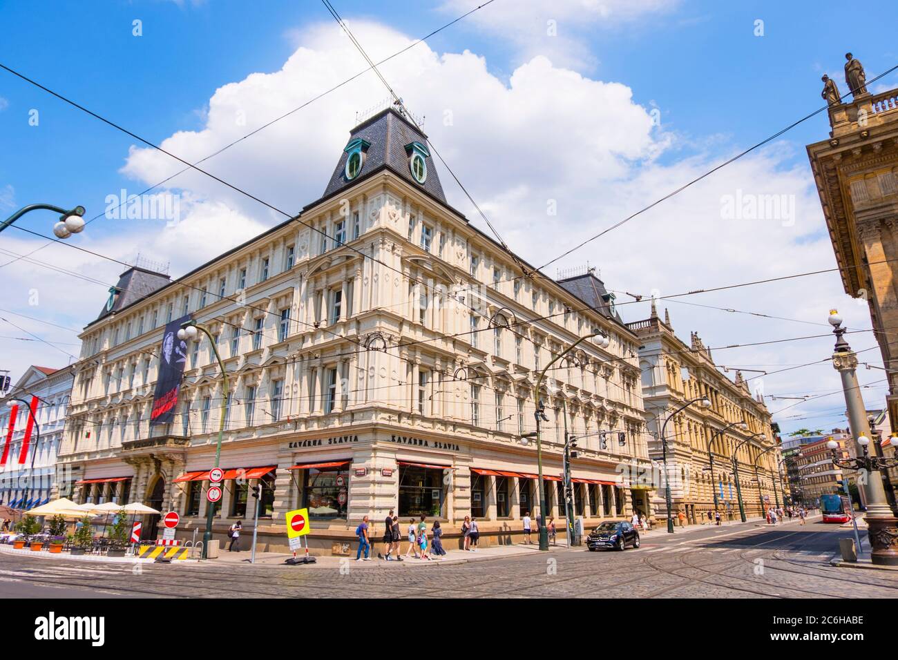 Narodni trida et Smetanovo Nabrezi, avec Cafe Slavia, au bord de la rivière, Prague, République tchèque Banque D'Images